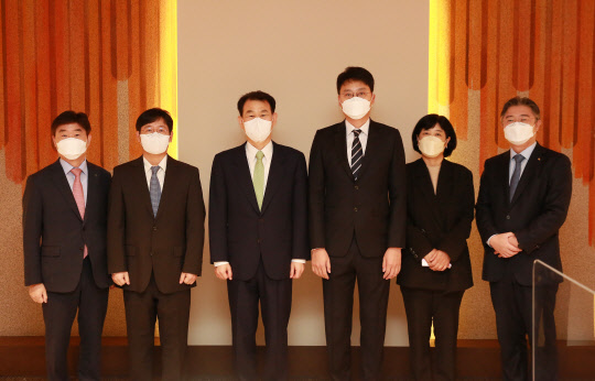 정은보(왼쪽 세번째) 금융감독원장이 26일 오전 서울 중구 은행회관에서 열린 금융플랫폼 간담회에서 참석자들과 기념촬영을 하고 있다. <금융감독원 제공>